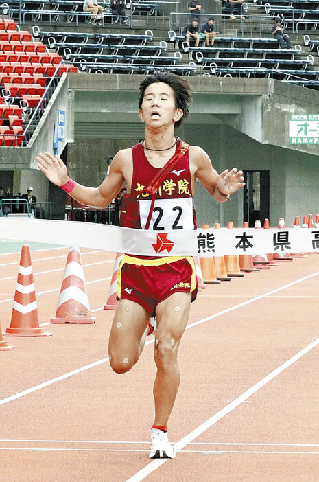 両手を広げてゴールする九州学院の坂井選手