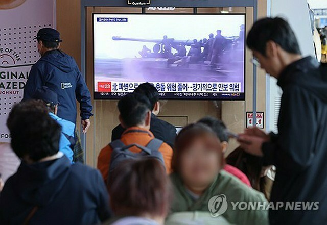 ソウル駅構内のテレビに北朝鮮のロシアへの派兵を報じるニュースが流れている＝（聯合ニュース）