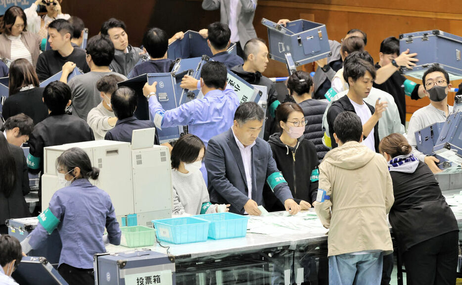 衆院選の開票作業に当たる仙台市職員＝２７日午後９時４０分ごろ、泉区の東北学院大泉キャンパス体育館