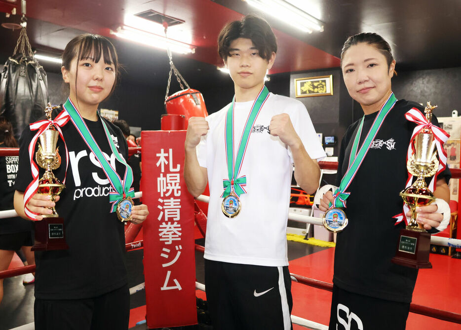 全日本選手権で優勝した札幌清拳ジムの（左から）上田、橋本、高久（カメラ・石井　睦）