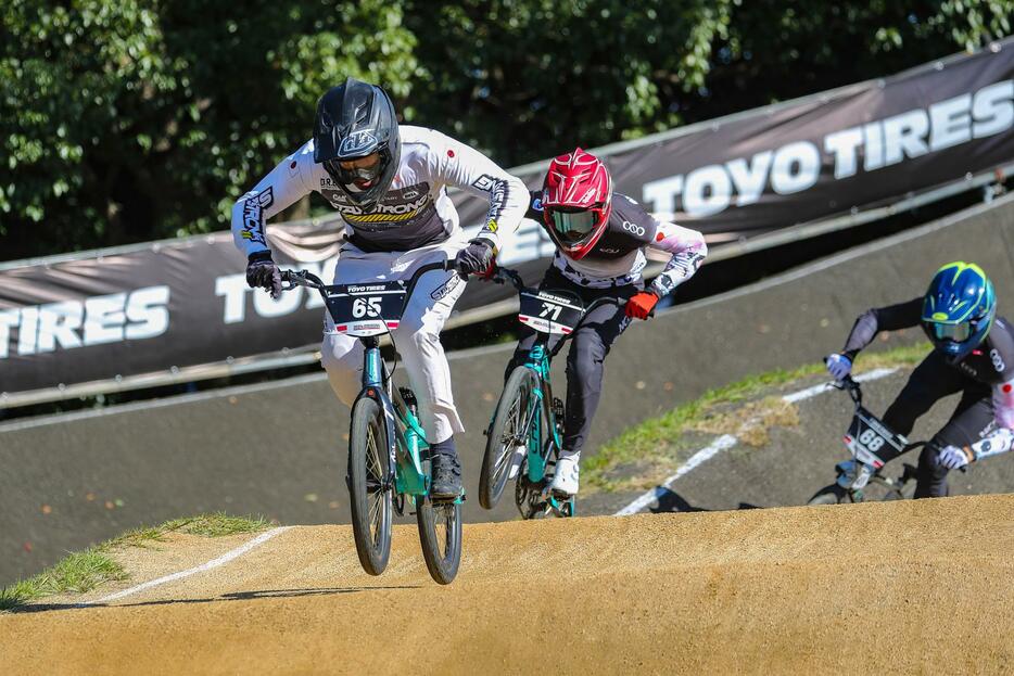 ジュニアタイトルを獲得した狩峰颯太郎(#65) photograph by Japan Cycling Federation / Satoshi Oda