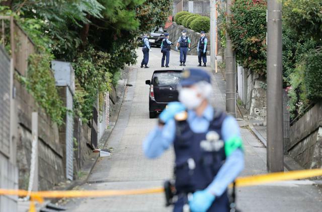 現場周辺の住宅街は、警察官が行き交い騒然とした雰囲気に包まれた=2024年10月16日午後1時55分、横浜市青葉区、川村直子撮影