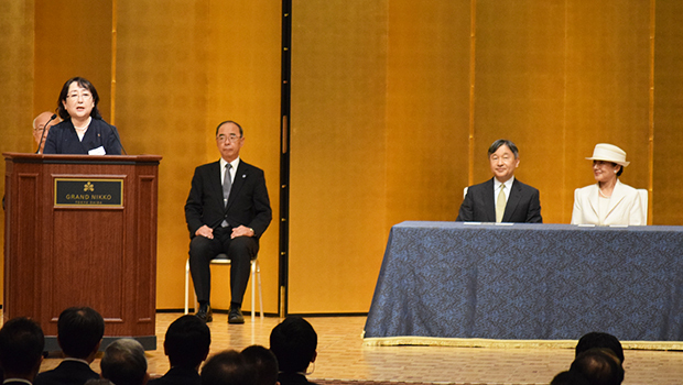 天皇皇后両陛下がご臨席された60周年記念大会。左端はあいさつする安部井会長