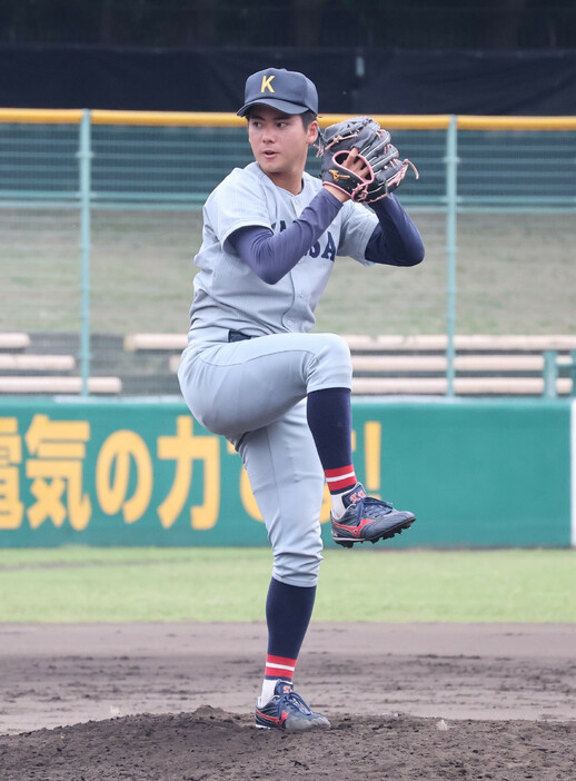 ２４日のプロ野球ドラフト会議で１位指名候補に挙がる関大の金丸夢斗投手が２２日、わかさスタジアム京都で行われた関西学生秋季リーグの関学大４回戦で大学最後のマウンドに上がった。