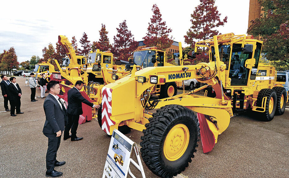 降雪期を前に展示された除雪車＝２２日午前１１時、石川県庁西駐車場