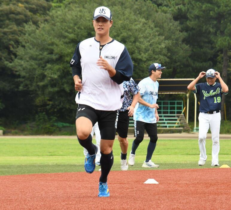 神宮外苑で行われた全体練習に参加したヤクルト・高橋奎二