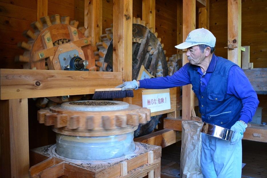 やがら蕎麦提供に向け、そば粉ひきが行われた水車小屋