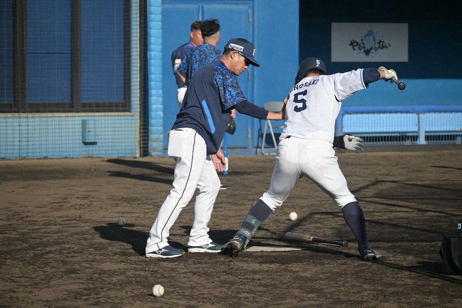 外崎に打撃指導をする仁志敏久野手チーフ兼打撃コーチ