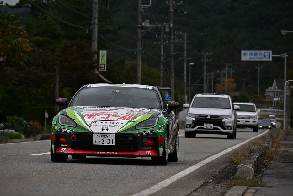 最高峰のJN1クラスに参戦する国際規定モデルのRally2／R5では、「SSでは1.1km/L、リエゾンでは5km/Lぐらい」とのことで、レーシングカーらしい燃費となっている。ほかのクラスではSSで2～4km/L程度が多いそうだ。