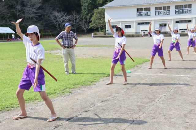 保存会メンバーの指導の下、泰平踊の練習に励む飫肥小の６年生