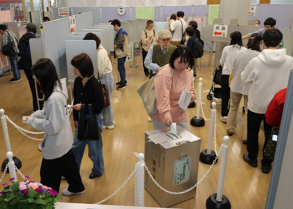 期日前投票の最終日、衆院選の一票を投じる有権者＝26日、長野市役所