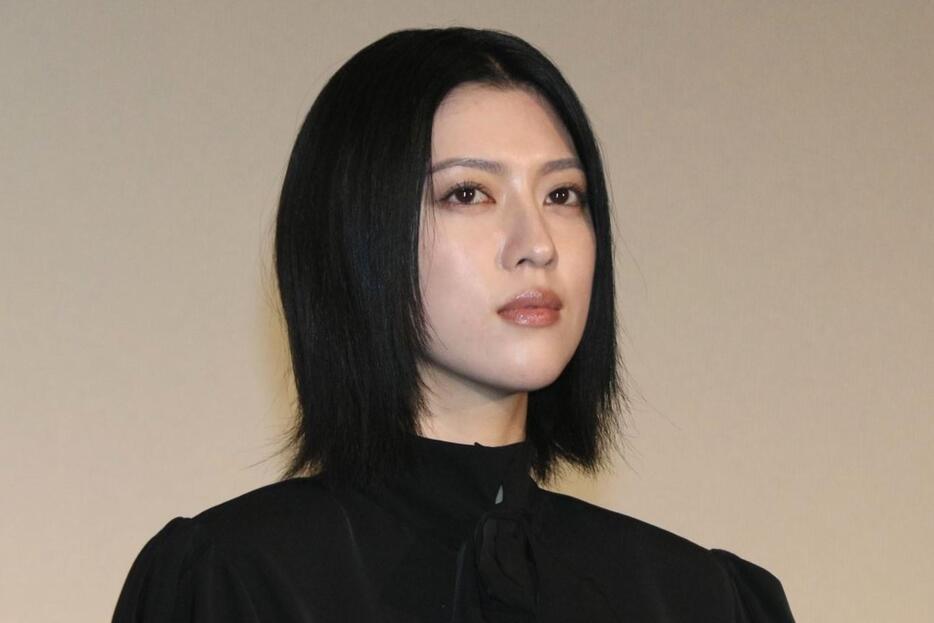 映画「本心」の完成披露舞台あいさつに出席した三吉彩花さん