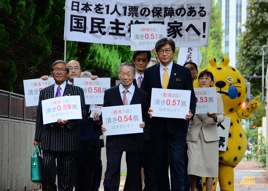 衆院選の「1票の格差」は違憲だとして提訴のため東京高裁に向かう弁護士グループ＝東京都千代田区で2024年10月28日午後3時32分、巽賢司撮影