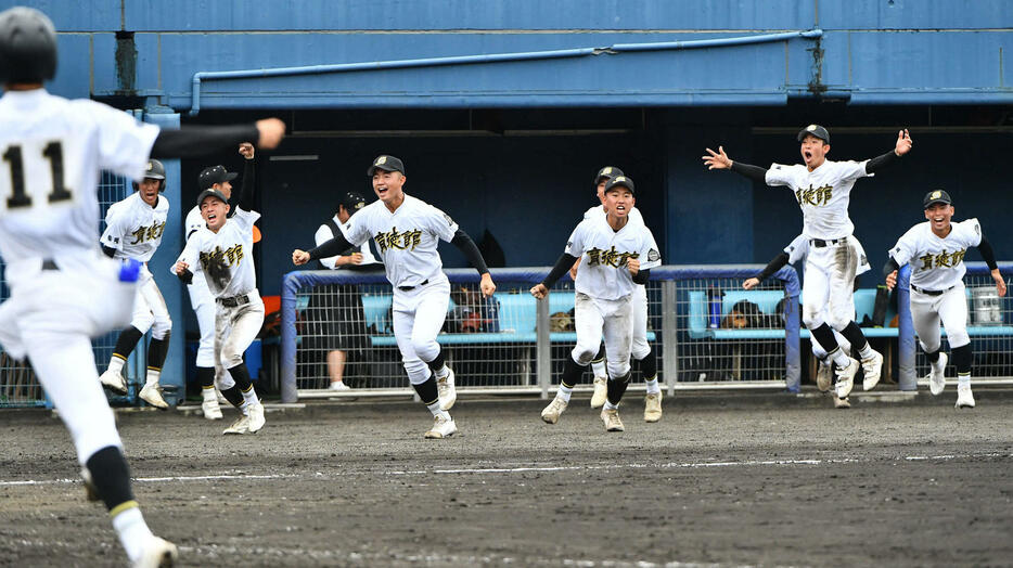 日南学園対育徳館　育徳館ナインは日南学園にサヨナラ勝利し、歓喜しながらベンチを飛び出す（撮影・岩下翔太）