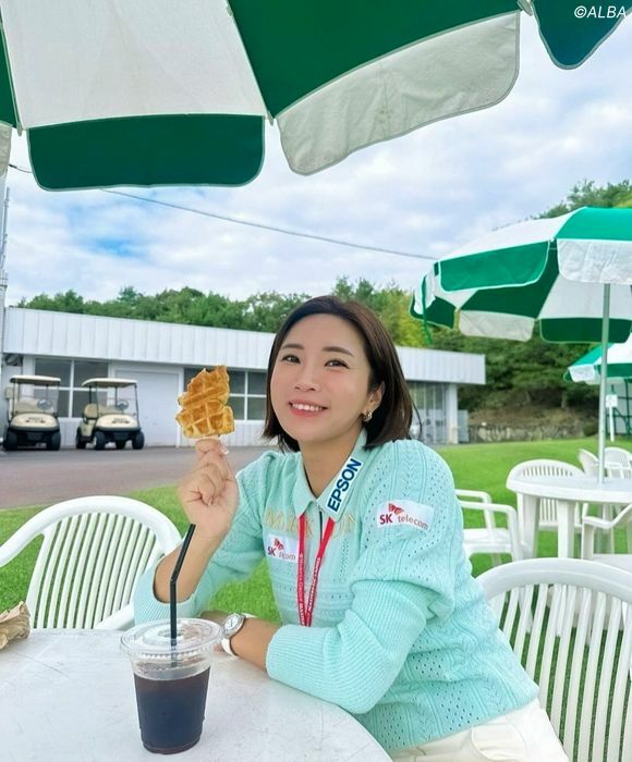 クロッフルを手に、大会アンバサダーのイ・ボミ【写真：イ・ボミのInstagram（@bomee.lee）より】