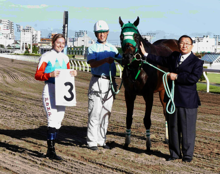 来日初戦で勝ったミシェル騎手（左、撮影・志賀浩子）