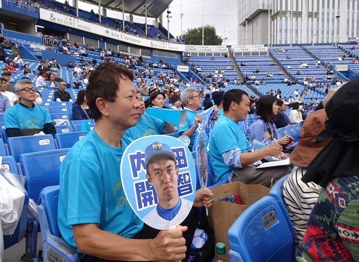 ネット裏の定位置では「内田開智さん東大野球部大応援団」が大声援を送った[写真=BBM]