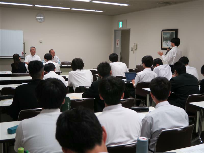 男女共学化に関する報告書公表後に開かれた、埼玉県教育委員会と高校生との意見交換会＝２０２４年８月２７日、さいたま市