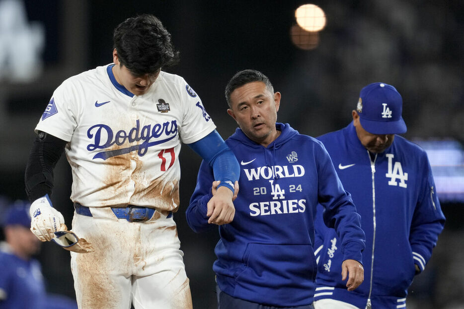 付き添われてベンチに戻る大谷翔平（ＡＰ）