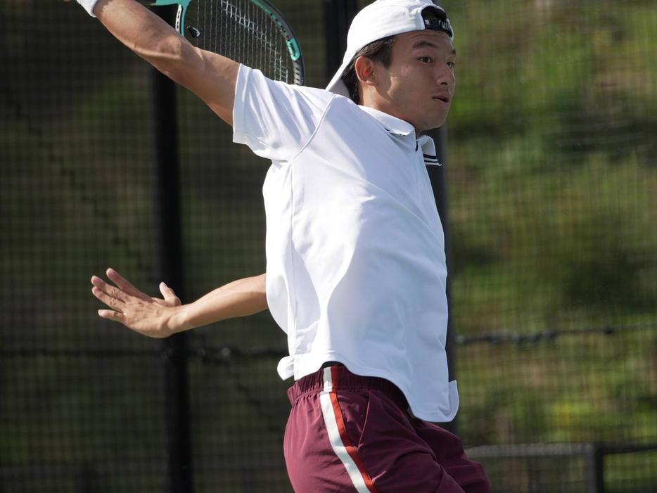 「ルネサンス国際オープンテニス」（福島・ルネサンス棚倉テニスコート）で男子シングルス準決勝に進出した山中太陽（EMシステムズ）（©ルネサンス国際オープン）