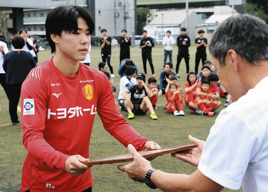 感謝状を受けるＭＦ小野雅史（左）