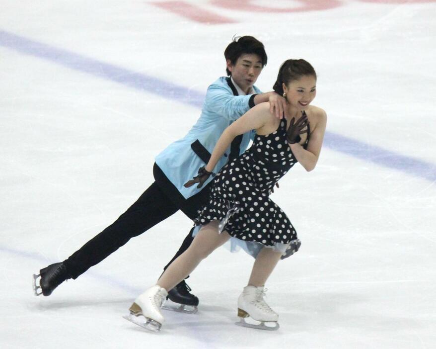 東日本選手権でリズムダンスに臨む吉田、森田組（撮影・勝部晃多）