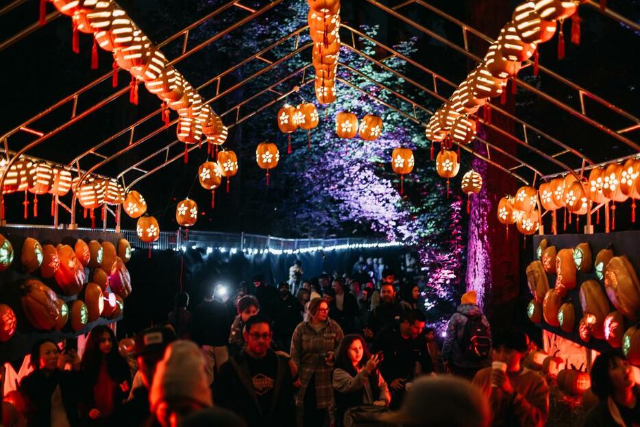 ジャック・オー・ランタンが並ぶトンネル（写真＝Pumpkins After Dark Burnaby）