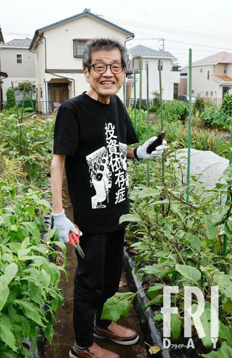 農園で笑顔を見せる森永氏。″トカイナカ生活″には、資本主義から逃れられるほかに、自然と触れ合えるメリットもあると力説した