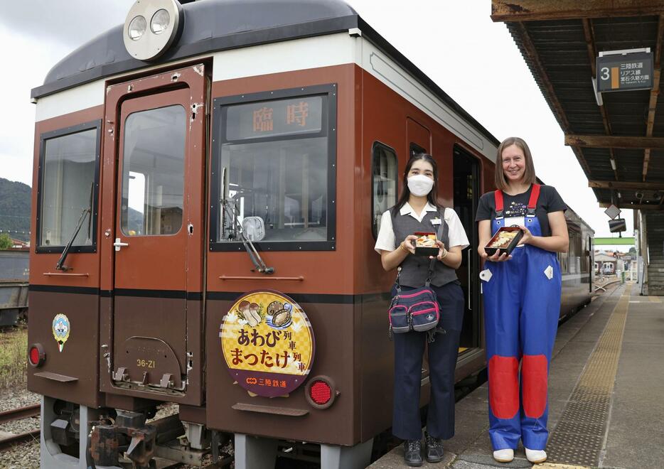 三陸鉄道開業40周年を記念した企画の「あわび列車・まつたけ列車」＝6日午後、岩手県大船渡市