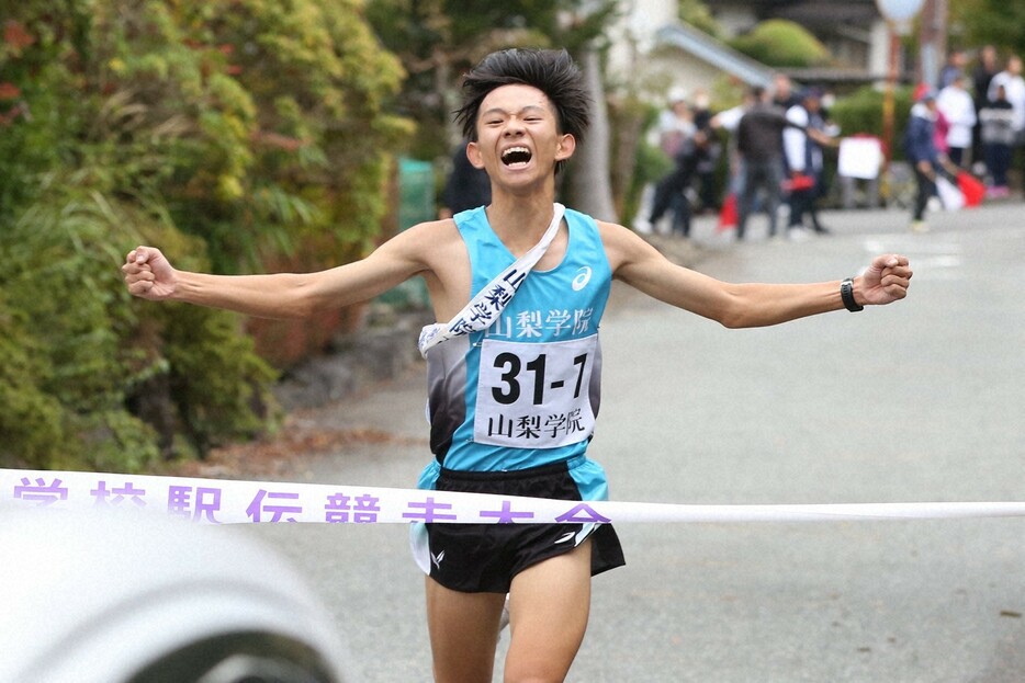 1位でフィニッシュする山梨学院の橘田響＝山梨県富士河口湖町の西湖畔周回コースで2024年10月26日午後0時12分、野田樹撮影