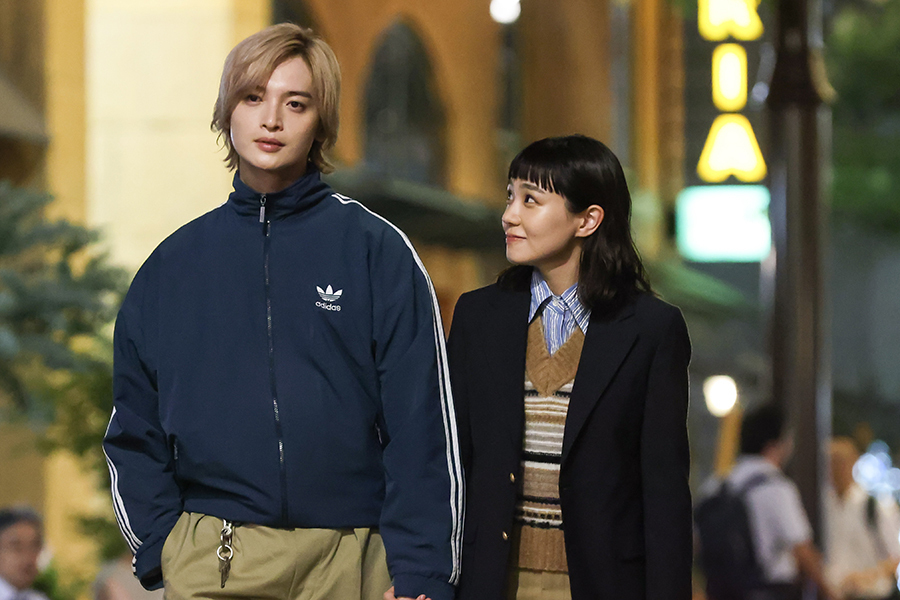 葛谷海里（左＝玉森裕太）と佐藤ほこ美（奈緒）【写真：(C)TBS】