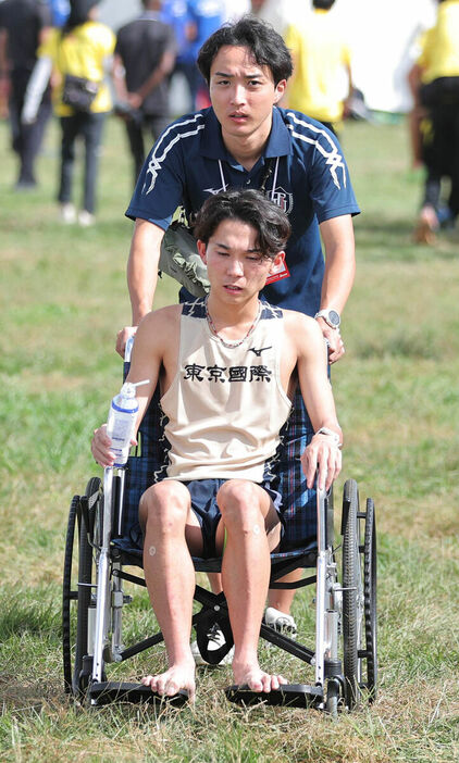 車椅子で運ばれる東京国際大・楠木悠人（カメラ・中島　傑）