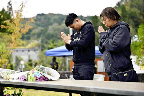 献花台を訪れて手を合わせる人たち（２３日、新潟県長岡市で）＝佐々木紀明撮影