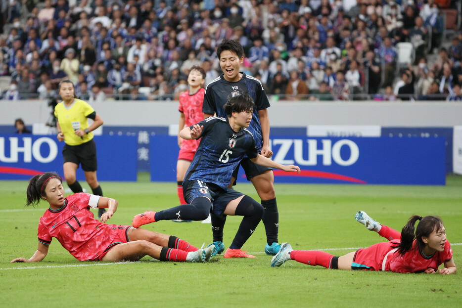 サッカー女子の国際親善試合は２６日、東京・国立競技場で行われ、日本代表（なでしこジャパン）は韓国代表に４―０で快勝した。写真は前半、ゴールを決めた藤野（中央手前）。