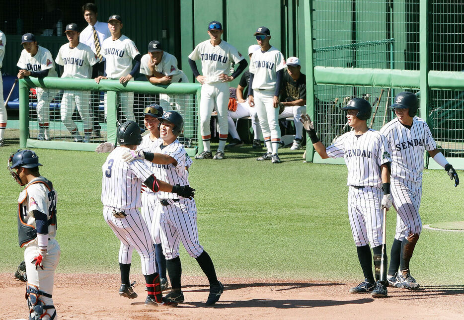 先制３ランを放った仙台大・田口（背番号３）を出迎えるナイン