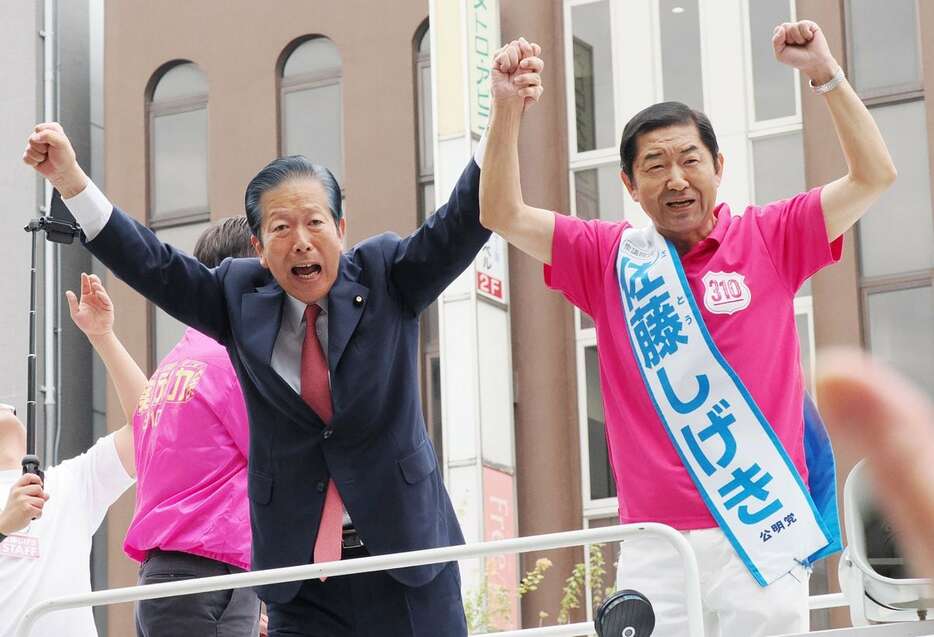 選挙戦最終日、佐藤茂樹氏（右）の応援に公明党の山口那津男前代表も駆けつけた＝10月26日、大阪市住吉区（門井聡撮影）