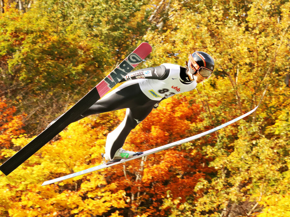 紅葉の中で飛距離を伸ばした中村（カメラ・石井　睦）