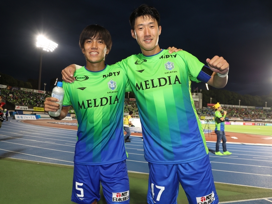 MF田中聡とDFキム・ミンテ(J.LEAGUE)