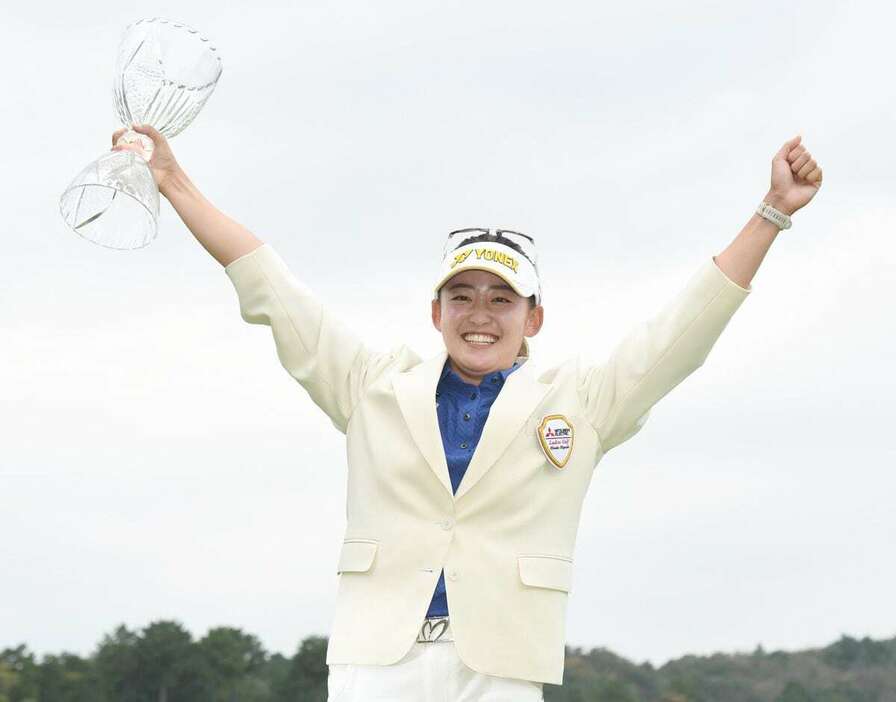 優勝した岩井千怜＝武蔵丘GC（撮影・高橋朋彦）