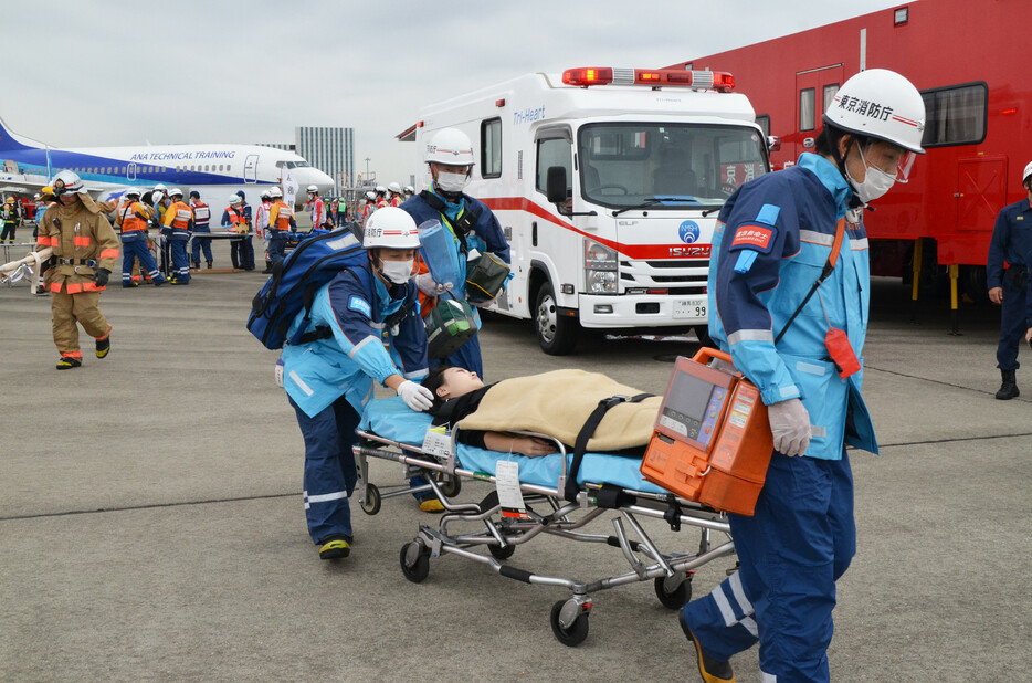 羽田空港で１月、日本航空と海上保安庁の航空機が衝突炎上した事故を受け、国土交通省や東京消防庁、医療団体などが２４日、同空港で航空機事故を想定した大規模訓練を実施した＝東京都大田区