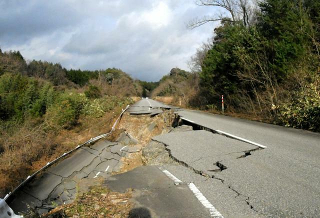 志賀原発周辺で陥没した道路=2024年1月5日、石川県志賀町