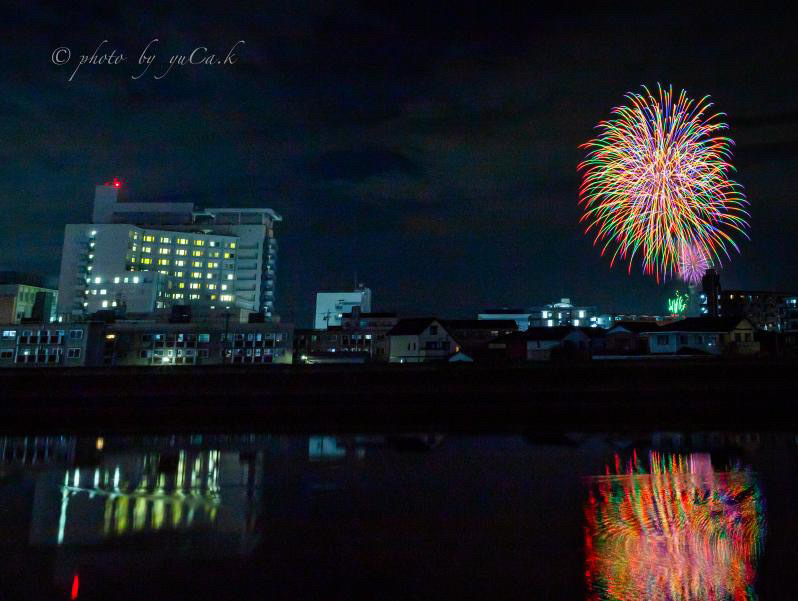 【三重大病院（左の建物）から見えるよう打ち上げられた花火（スマイルカレンダープロジェクト提供）】