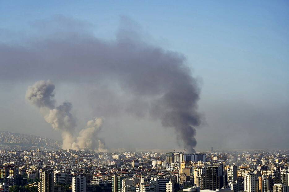 イスラエル軍のレバノン空爆で、グランディ国連難民高等弁務官は５日、レバノンから隣国シリアへの避難者が２０万人以上に達したと明らかにした。写真は同日、ベイルート南郊でイスラエル軍の空爆現場から立ち上る煙