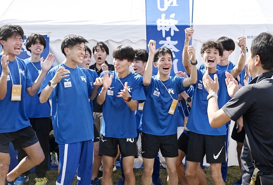 １０時間５９分１２秒の９位で箱根駅伝出場を決め、ガッツポーズする神奈川大の選手＝国営昭和記念公園