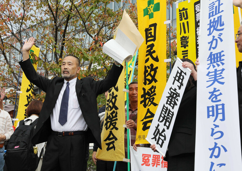 福井女子中学生殺害事件の再審開始が認められ、喜ぶ前川彰司さん（左）ら＝２３日午前、金沢市