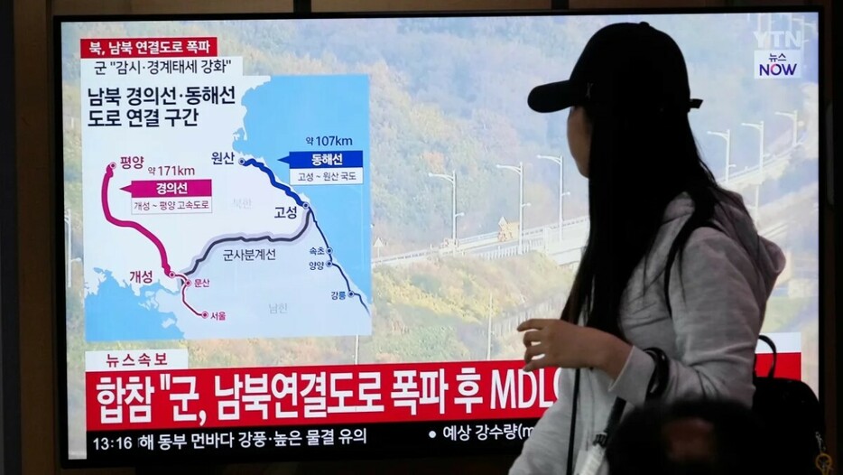 北朝鮮による南北連結鉄道の爆破を伝えるテレビのスクリーン＝１５日、韓国・ソウル駅