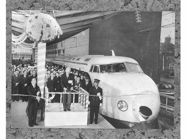 東海道新幹線開業のテープカット＝1964年10月1日、東京駅