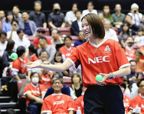 引退セレモニーで笑顔を見せる古賀紗理那さん（１２日）＝須藤菜々子撮影