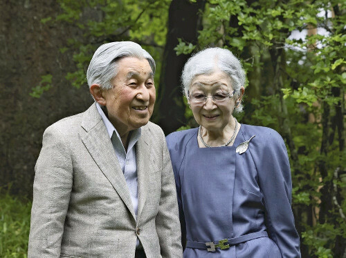 日光田母沢御用邸記念公園の庭園を散策する上皇ご夫妻＝５月２８日