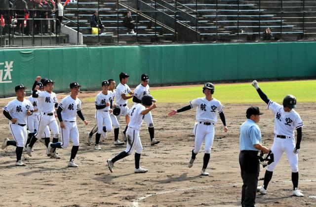 コールド勝ちで決勝進出を決め、喜ぶ日本航空石川の選手たち=2024年10月20日、石川県立、鎌内勇樹撮影